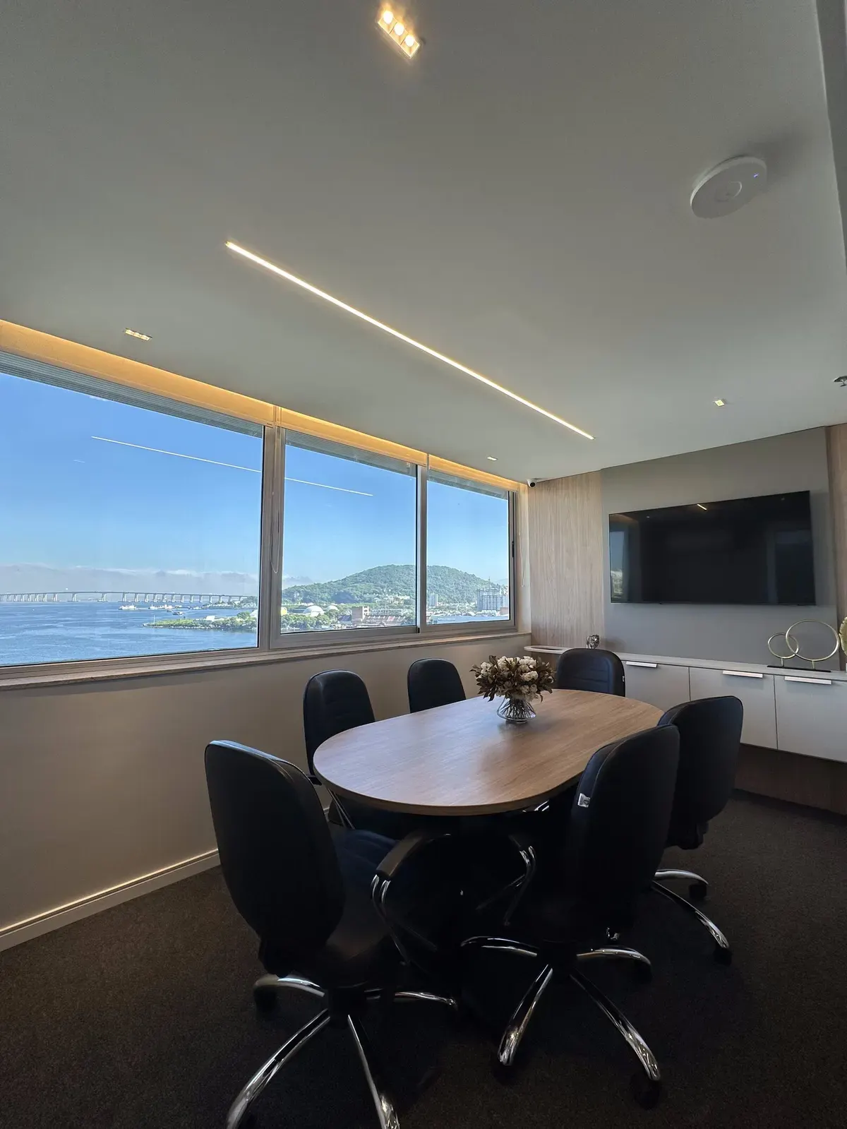 Sala de reunião do Licenças.net no Plaza Corporate, com vista para a Baía de Guanabara